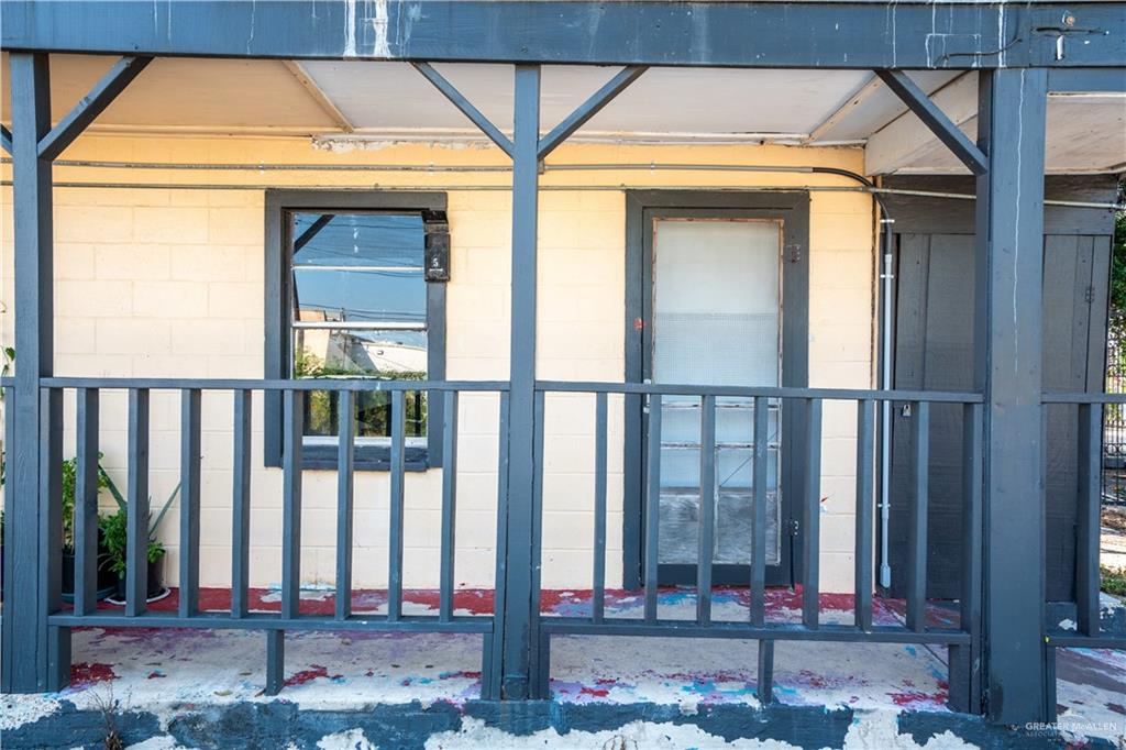 130 North Texas Avenue, Unit 4 Mercedes, TX 78570 - Photo 4 of 18 a front view of a house with large windows