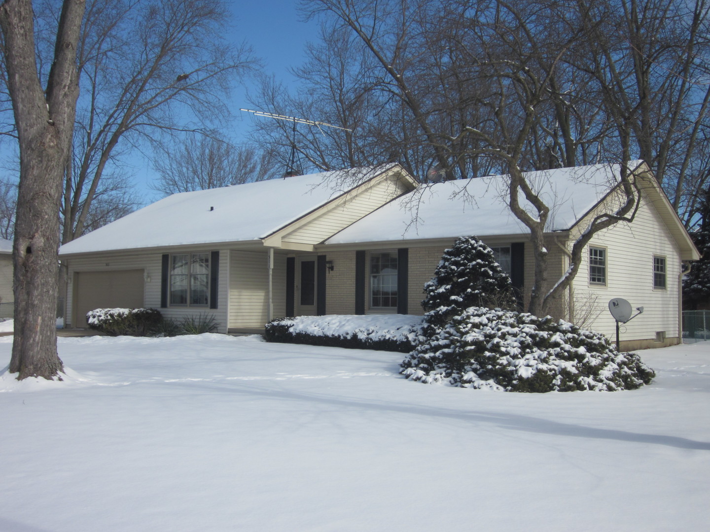 511 Northgate Road Lindenhurst, IL 60046 - Photo 1 of 19 a front view of a house with garden