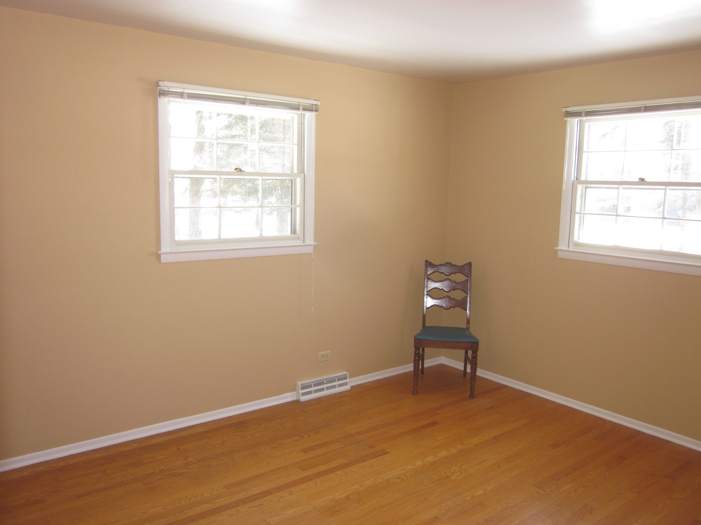 511 Northgate Road Lindenhurst, IL 60046 - Photo 11 of 19 an empty room with a window