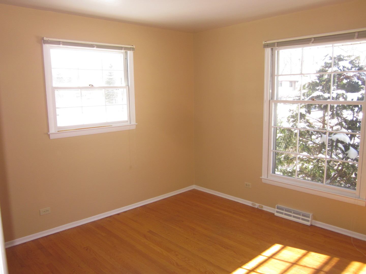 511 Northgate Road Lindenhurst, IL 60046 - Photo 13 of 19 an empty room with a window