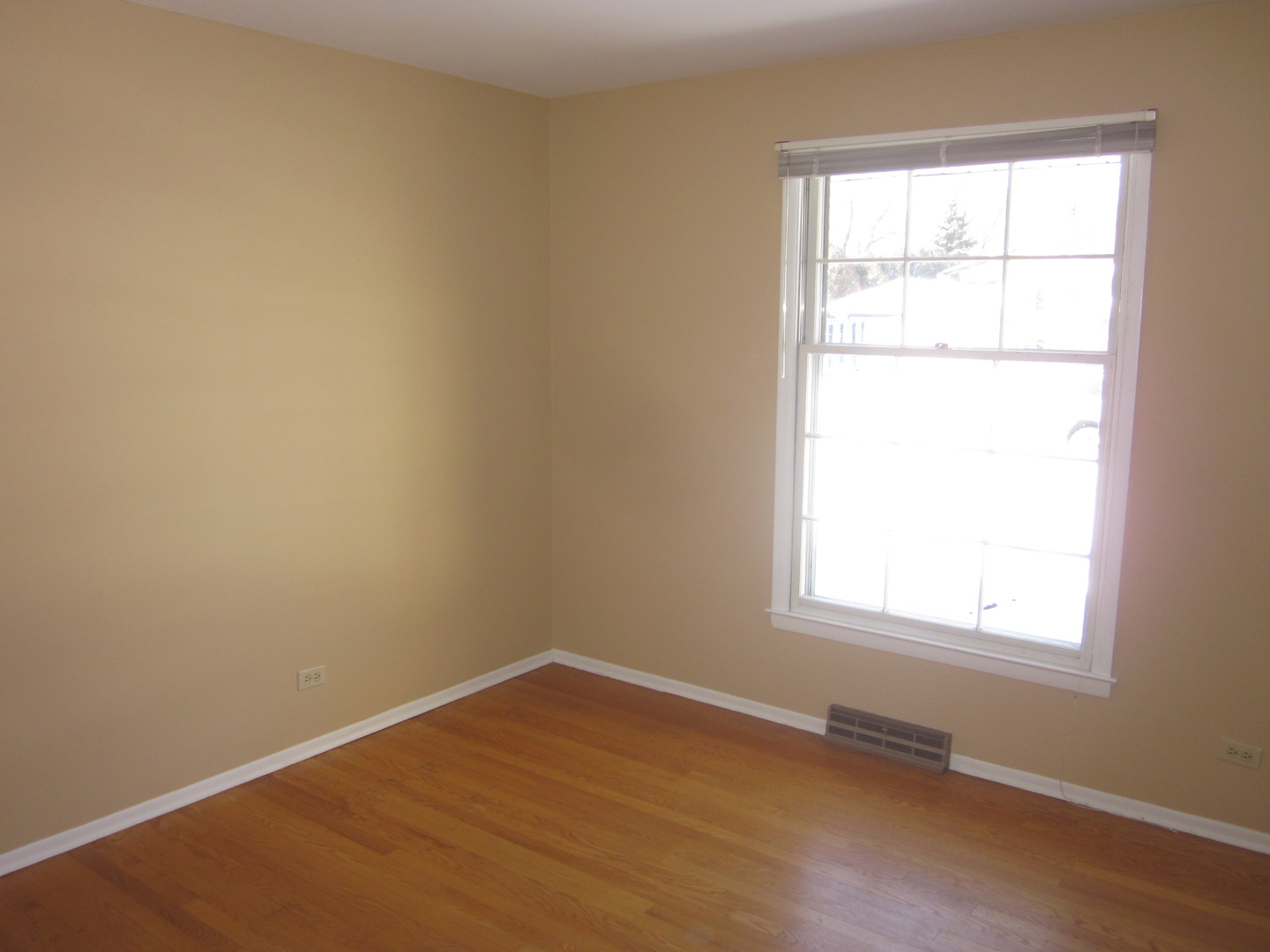 511 Northgate Road Lindenhurst, IL 60046 - Photo 14 of 19 an empty room with a window