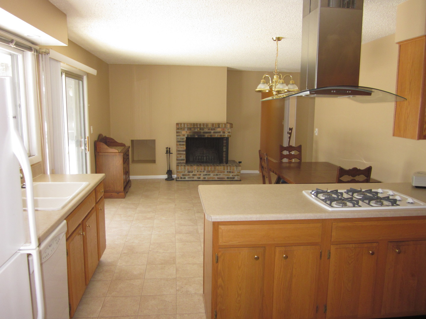 511 Northgate Road Lindenhurst, IL 60046 - Photo 4 of 19 a very nice looking dining room with a table and chairs