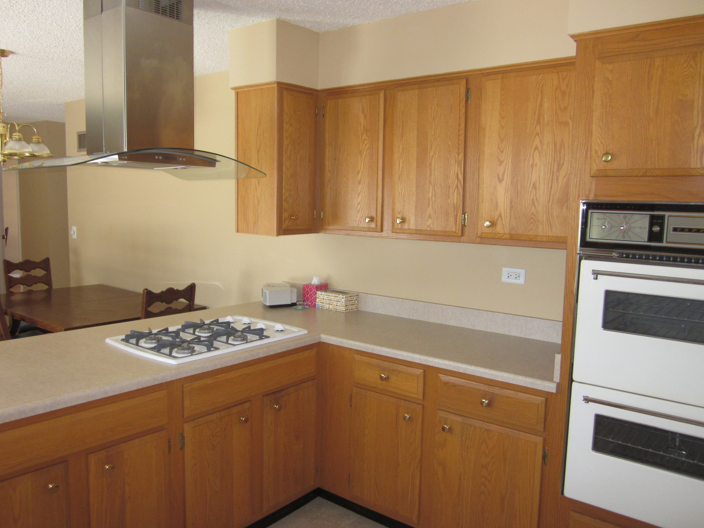 511 Northgate Road Lindenhurst, IL 60046 - Photo 7 of 19 a kitchen with granite countertop cabinets and white appliances