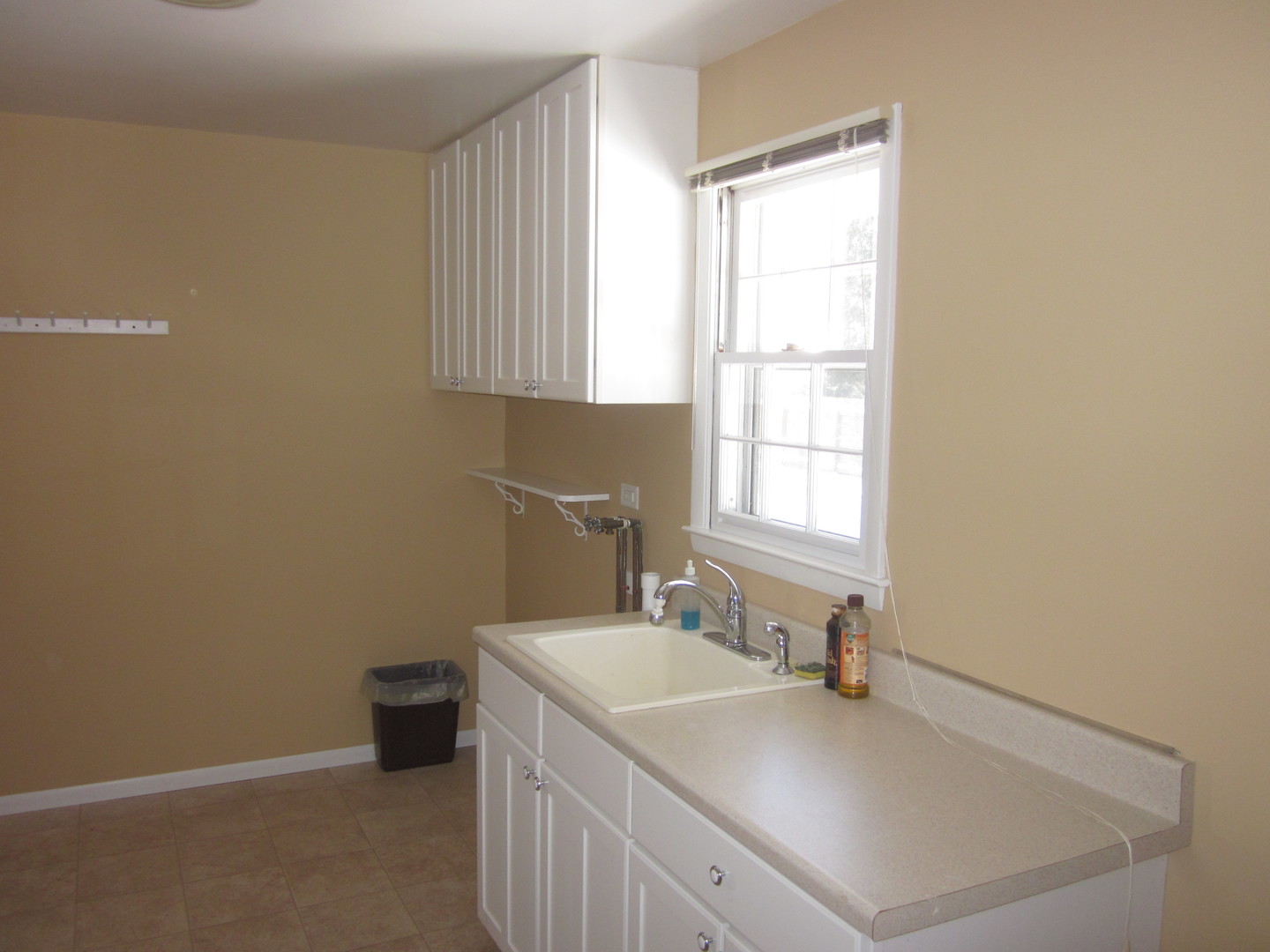 511 Northgate Road Lindenhurst, IL 60046 - Photo 9 of 19 a bathroom with a sink and a vanity