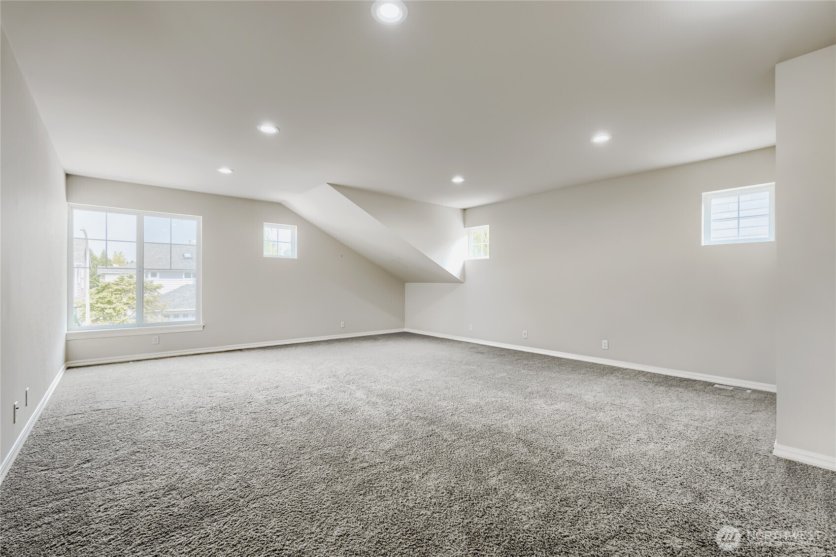 4613 Northeast 2nd Street Renton, WA 98059 - Photo 12 of 28 Gallery Image 12