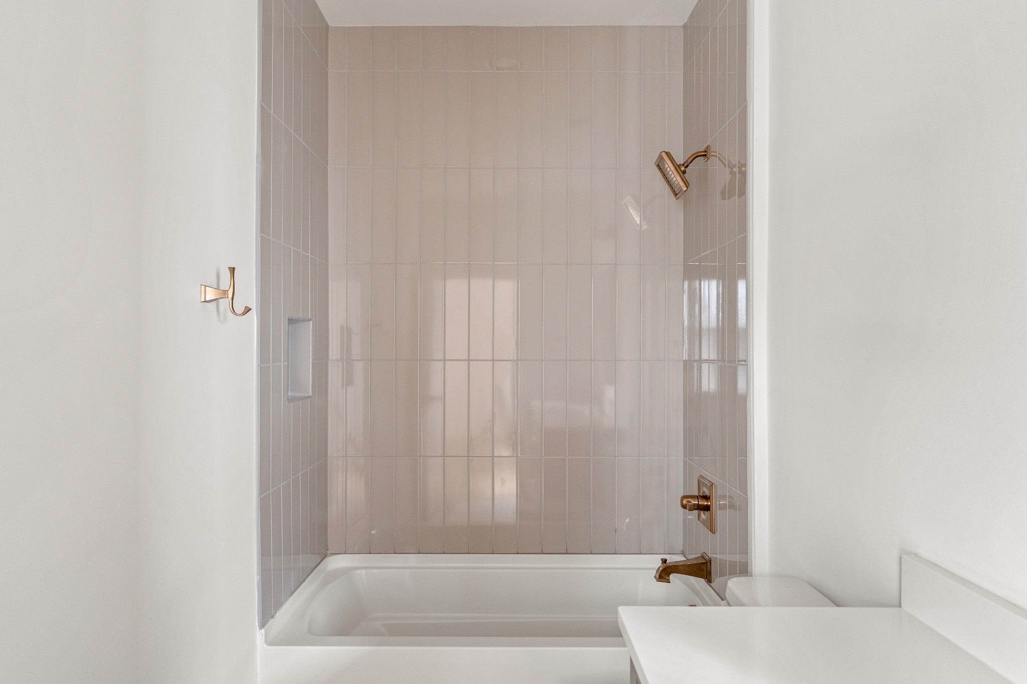 1037 Mitchell Road, Unit B Nashville, TN 37206 - Photo 29 of 50 a bathroom with a bathtub