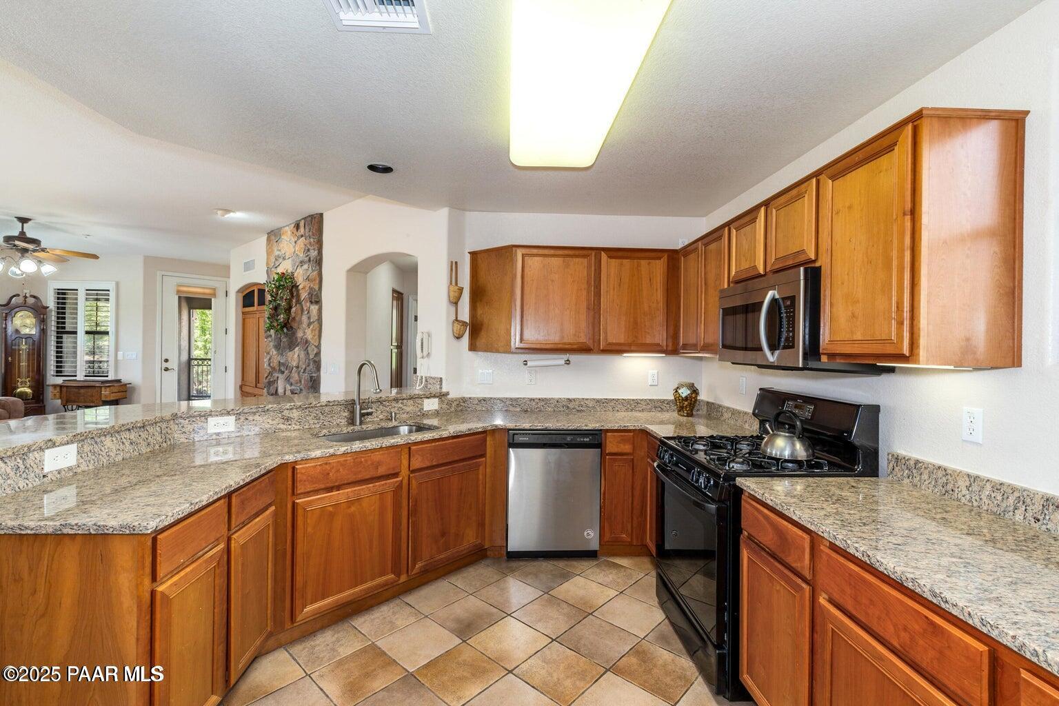 1716 Alpine Meadows Lane, Unit 403 Prescott, AZ 86303 - Photo 7 of 18 KITCHEN