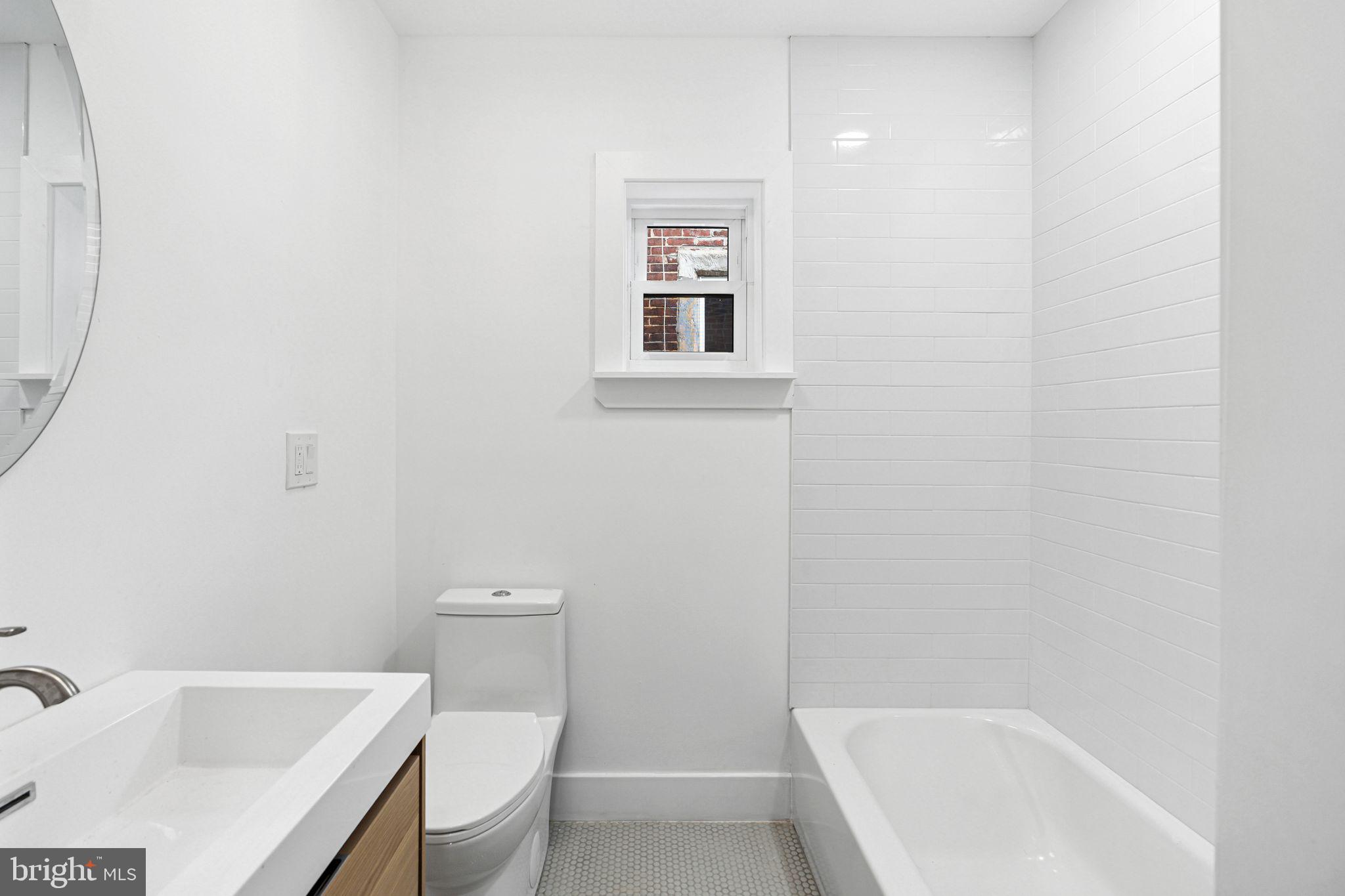908 Reed Street Philadelphia, PA 19147 - Photo 21 of 31 a bathroom with a toilet a sink and bathtub