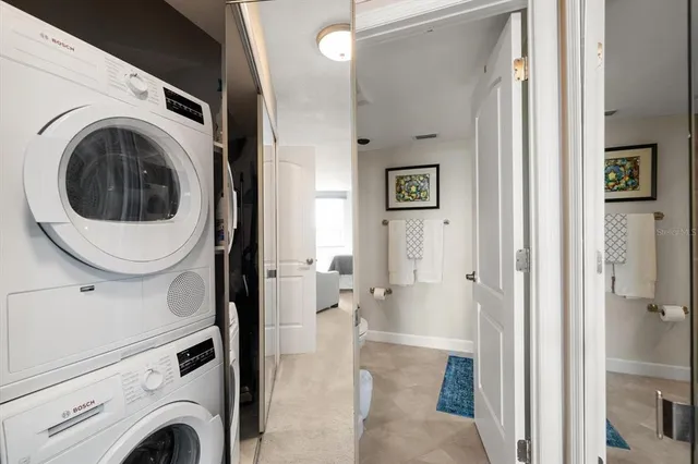 a view of entryway with washer and dryer