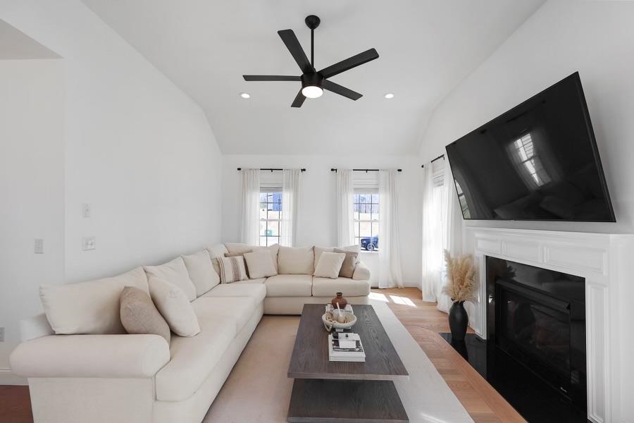 98 Standish Lane Hudson, NH 03051 - Photo 11 of 32