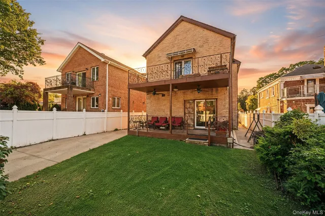 a view of a house with a yard and plants