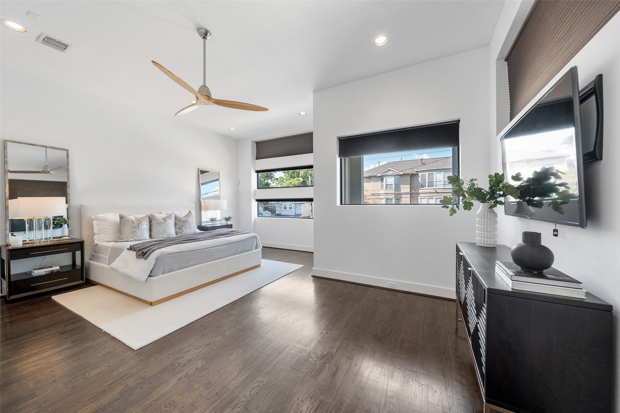 316 Birdsall Street Houston, TX 77007 - Photo 14 of 30 a living room with furniture and a chandelier