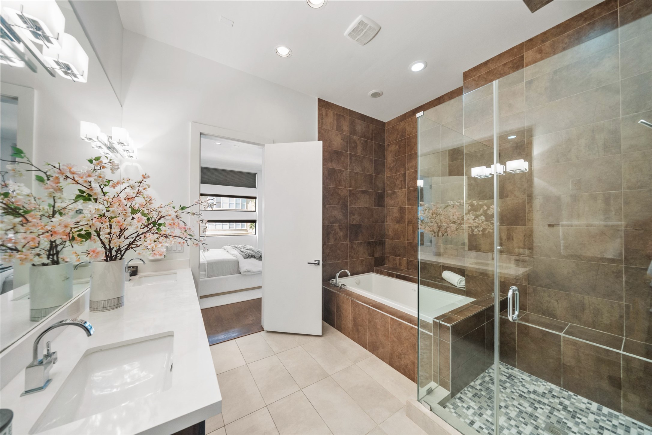 316 Birdsall Street Houston, TX 77007 - Photo 18 of 30 a bathroom with a bathtub and shower