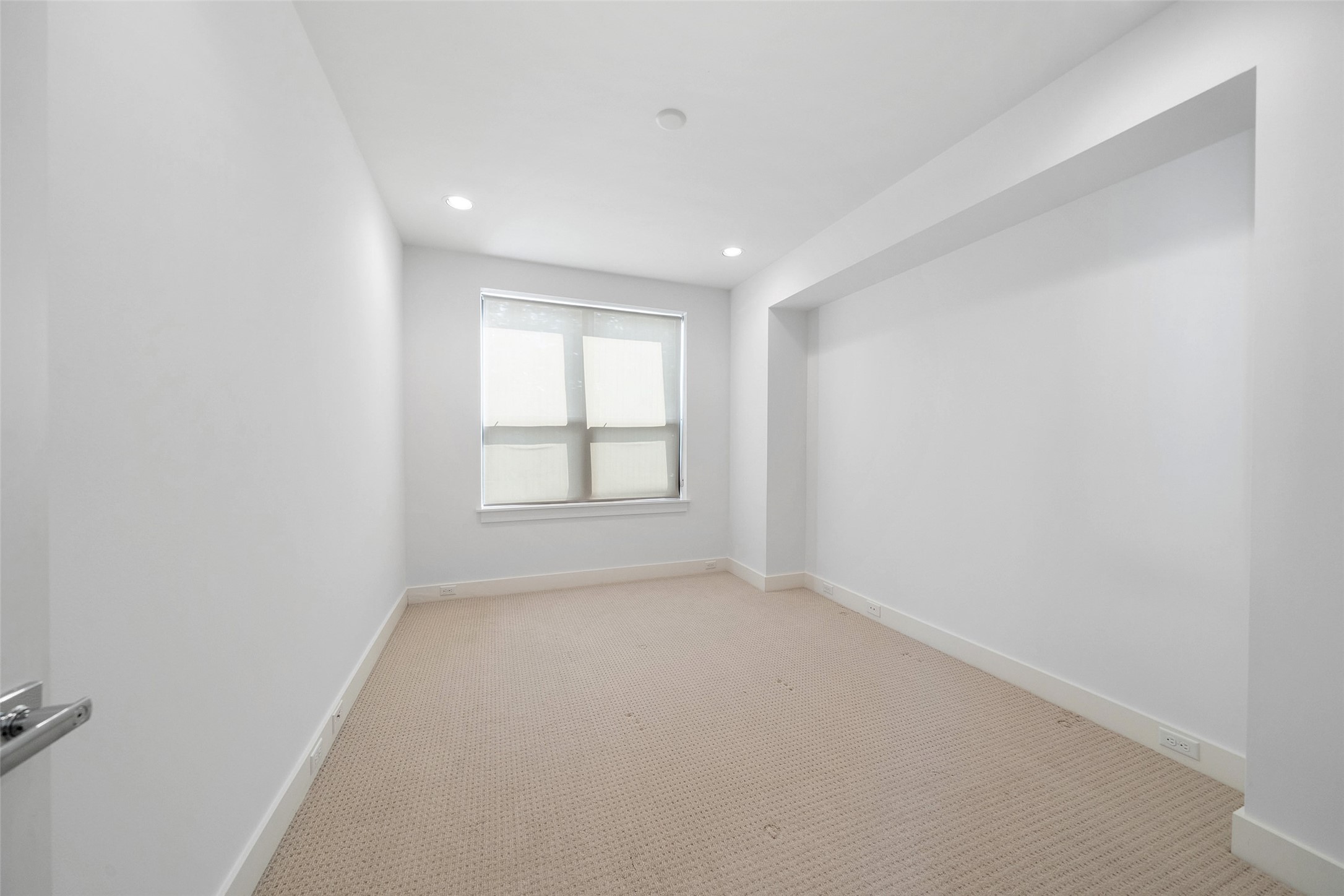 316 Birdsall Street Houston, TX 77007 - Photo 21 of 30 a view of an empty room with a window