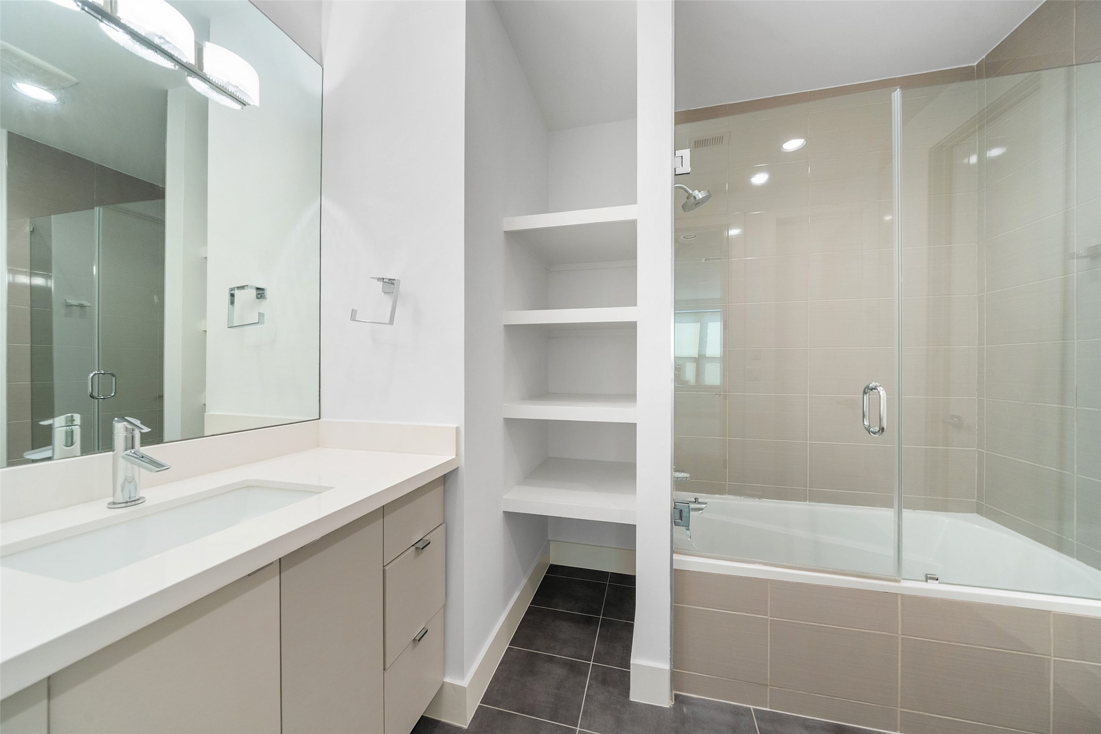 316 Birdsall Street Houston, TX 77007 - Photo 22 of 30 a bathroom with a tub sink and a mirror