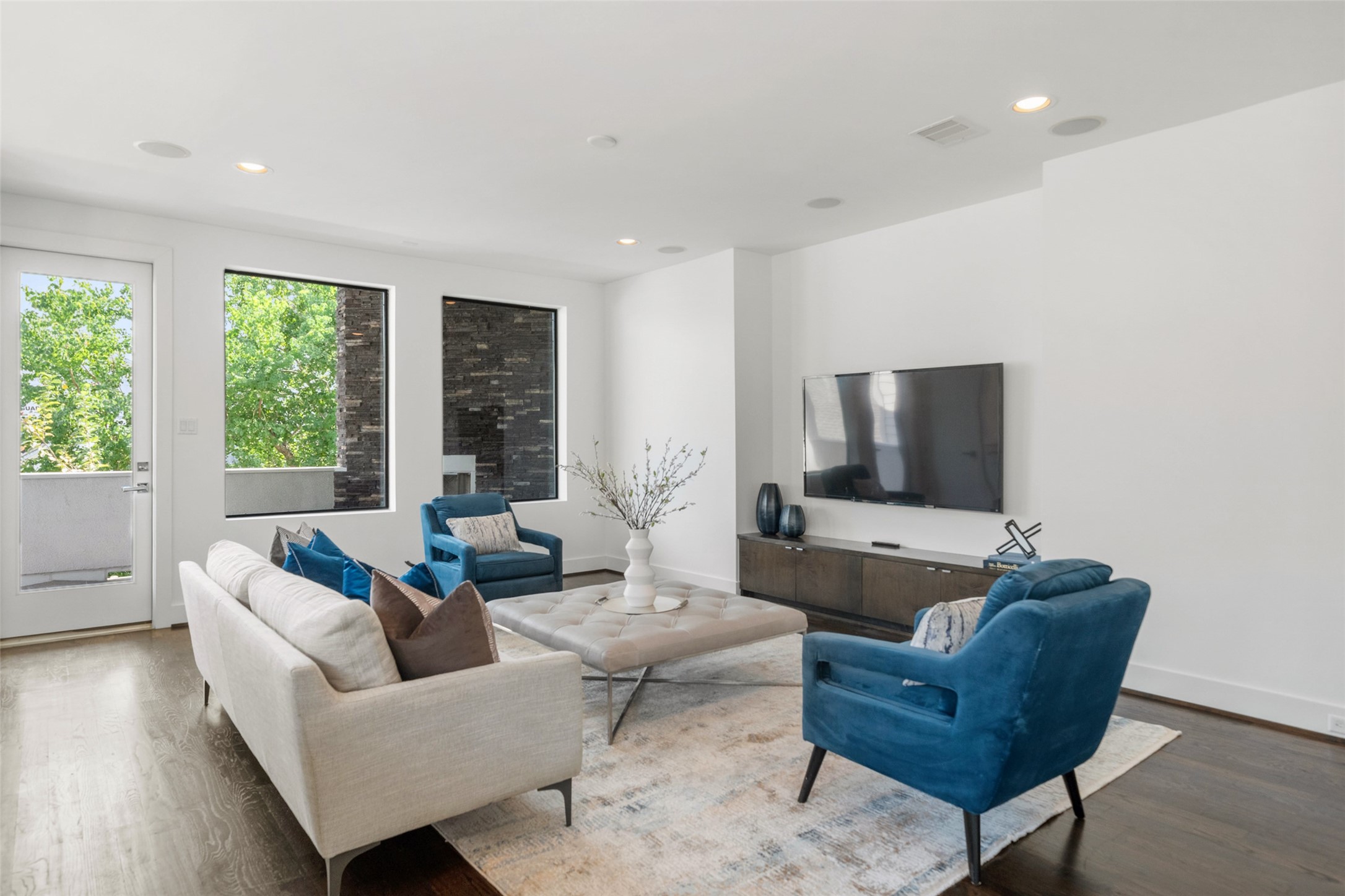 316 Birdsall Street Houston, TX 77007 - Photo 23 of 30 a living room with furniture and a flat screen tv