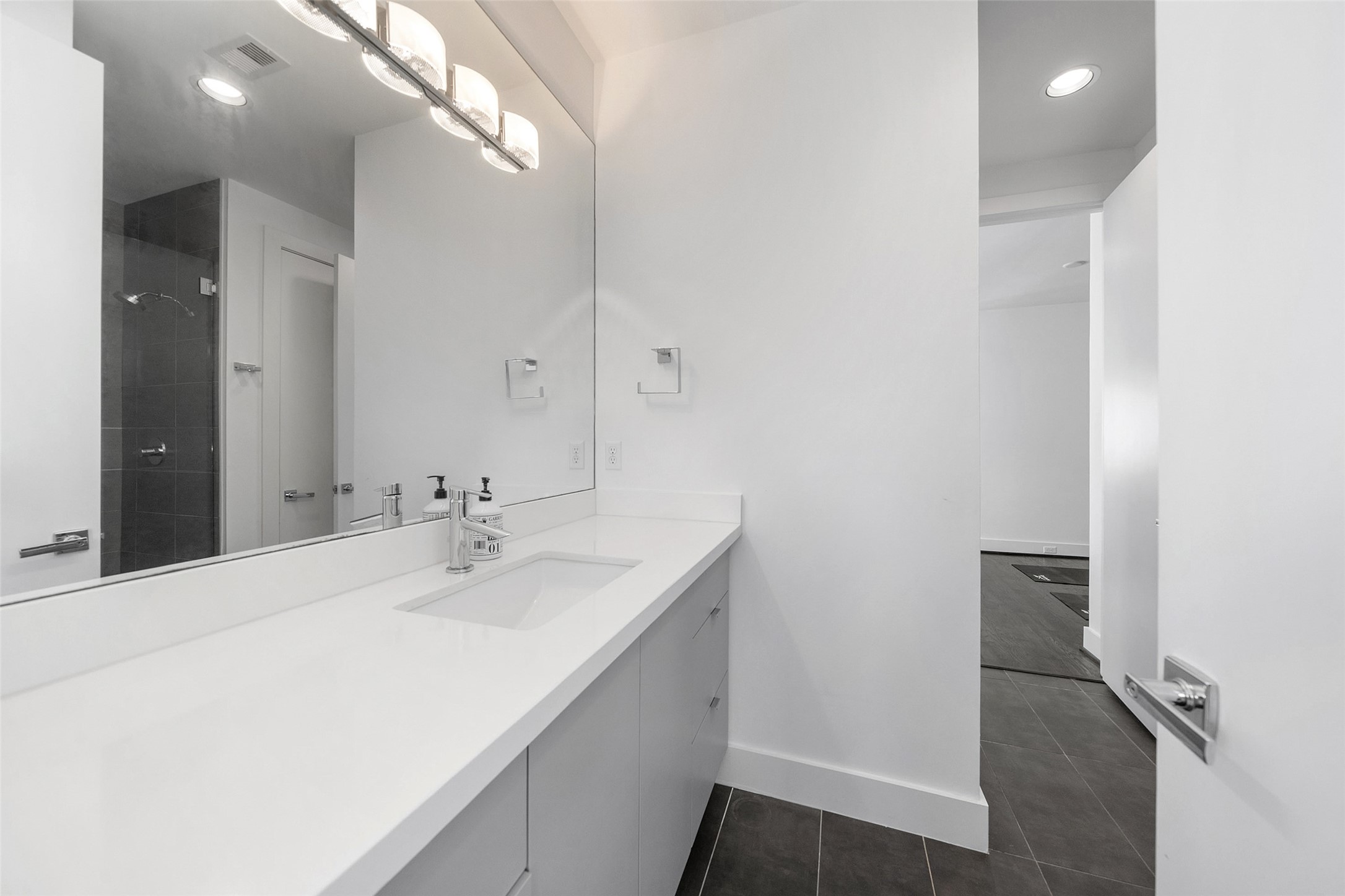 316 Birdsall Street Houston, TX 77007 - Photo 28 of 30 a bathroom with a sink and a mirror