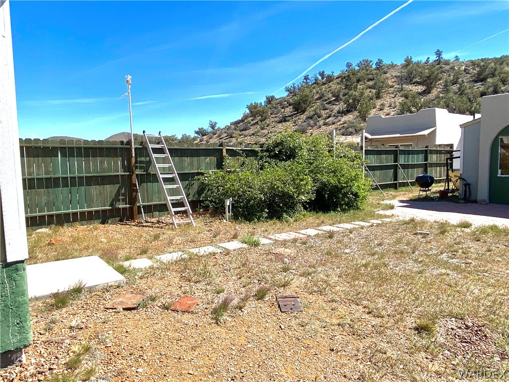 9095 Elliott Ridge Road Kingman, AZ 86401 - Photo 33 of 54 a view of a backyard of the house