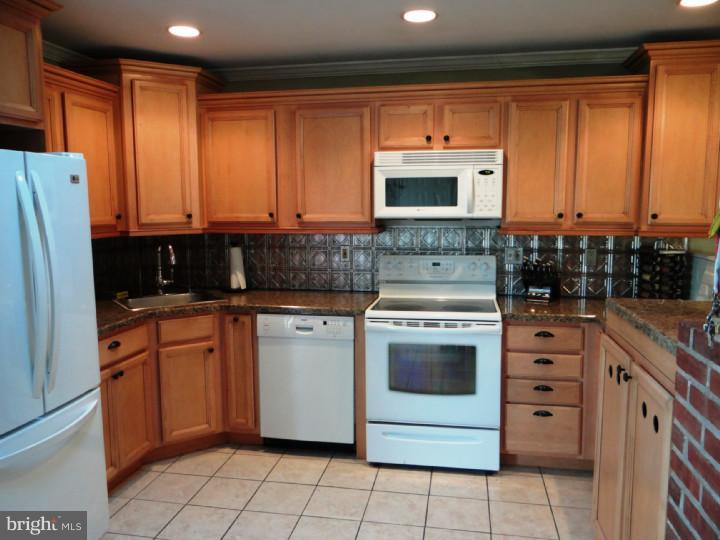 27 Vineyard Road Levittown, PA 19057 - Photo 3 of 14 Gallery Image 3