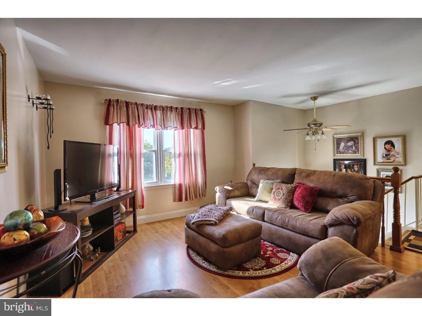 5007 Farming Ridge Boulevard Reading, PA 19606 - Photo 6 of 24 Living Room