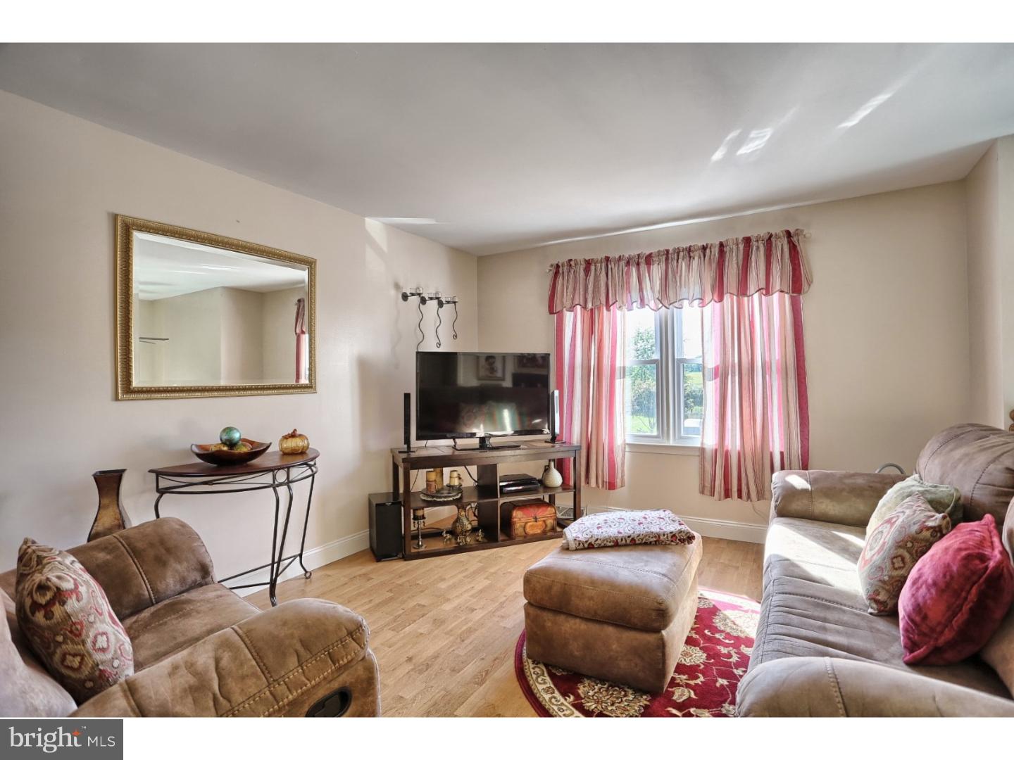 5007 Farming Ridge Boulevard Reading, PA 19606 - Photo 7 of 24 Living Room
