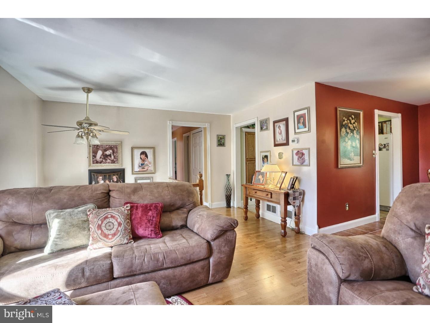 5007 Farming Ridge Boulevard Reading, PA 19606 - Photo 8 of 24 Living Room