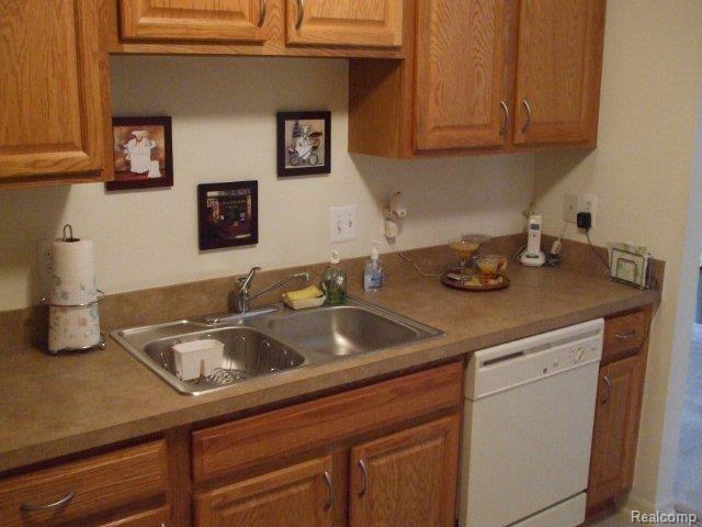 16978 Farmington Road, Unit 17 Livonia, MI 48154 - Photo 10 of 20 Plenty of counter space!
