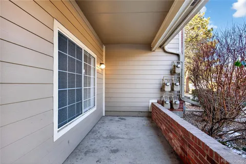 a view of a pathway along a building