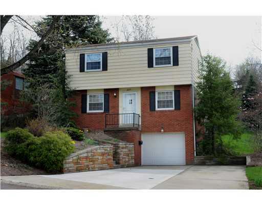 227 Parkedge Road Green Tree, PA 15220 - Photo 1 of 11 Exterior Front.