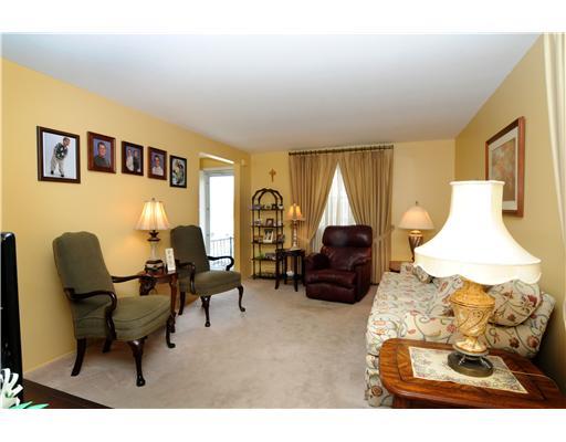 227 Parkedge Road Green Tree, PA 15220 - Photo 2 of 11 Living Room.