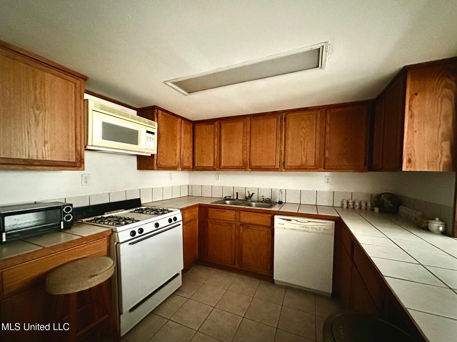 231 Cedar Drive Pope, MS 38658 - Photo 6 of 18 Kitchen1