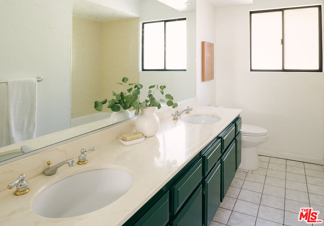 3122 Arrowhead Drive Los Angeles, CA 90068 - Photo 28 of 41 a bathroom with a sink and a bathtub