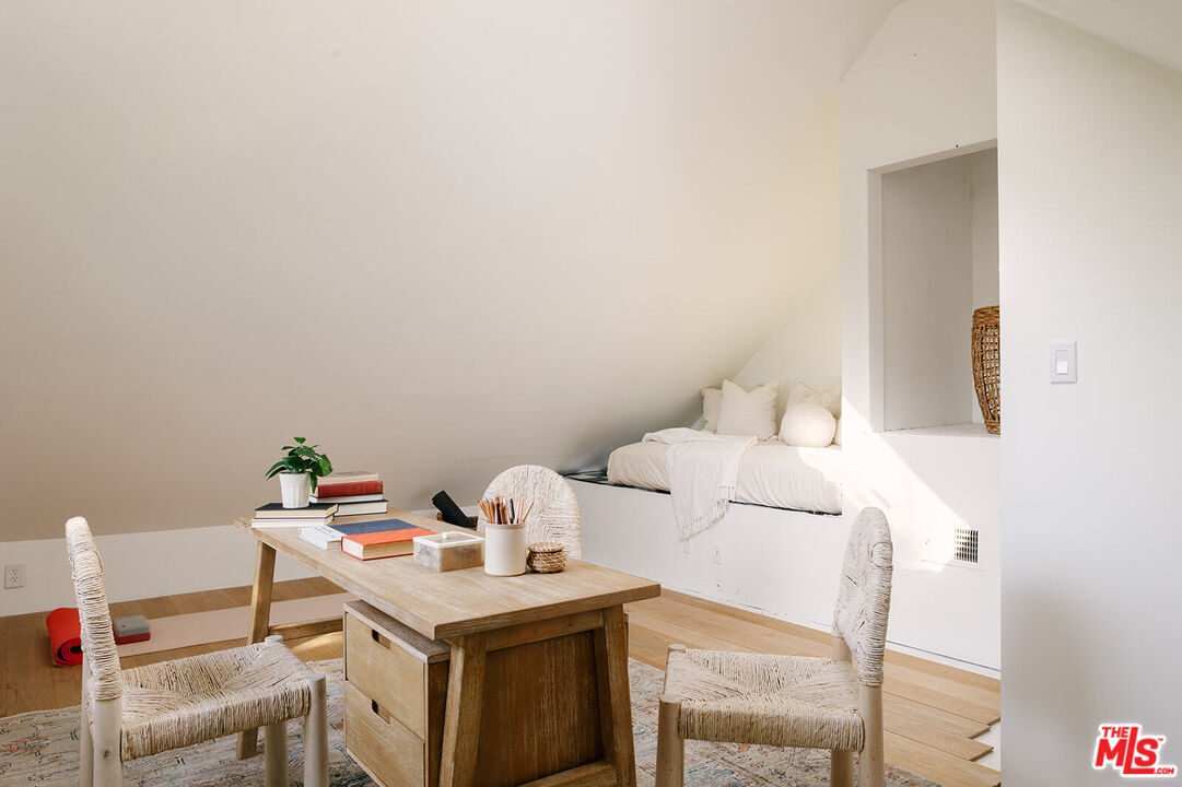 3122 Arrowhead Drive Los Angeles, CA 90068 - Photo 30 of 41 a room with a table and chairs