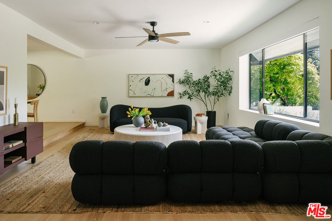 3122 Arrowhead Drive Los Angeles, CA 90068 - Photo 5 of 41 a living room with furniture
