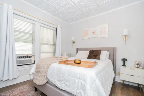 $299,000 | 3644 North Pine Grove Avenue, Unit 1, Chicago, IL 60613