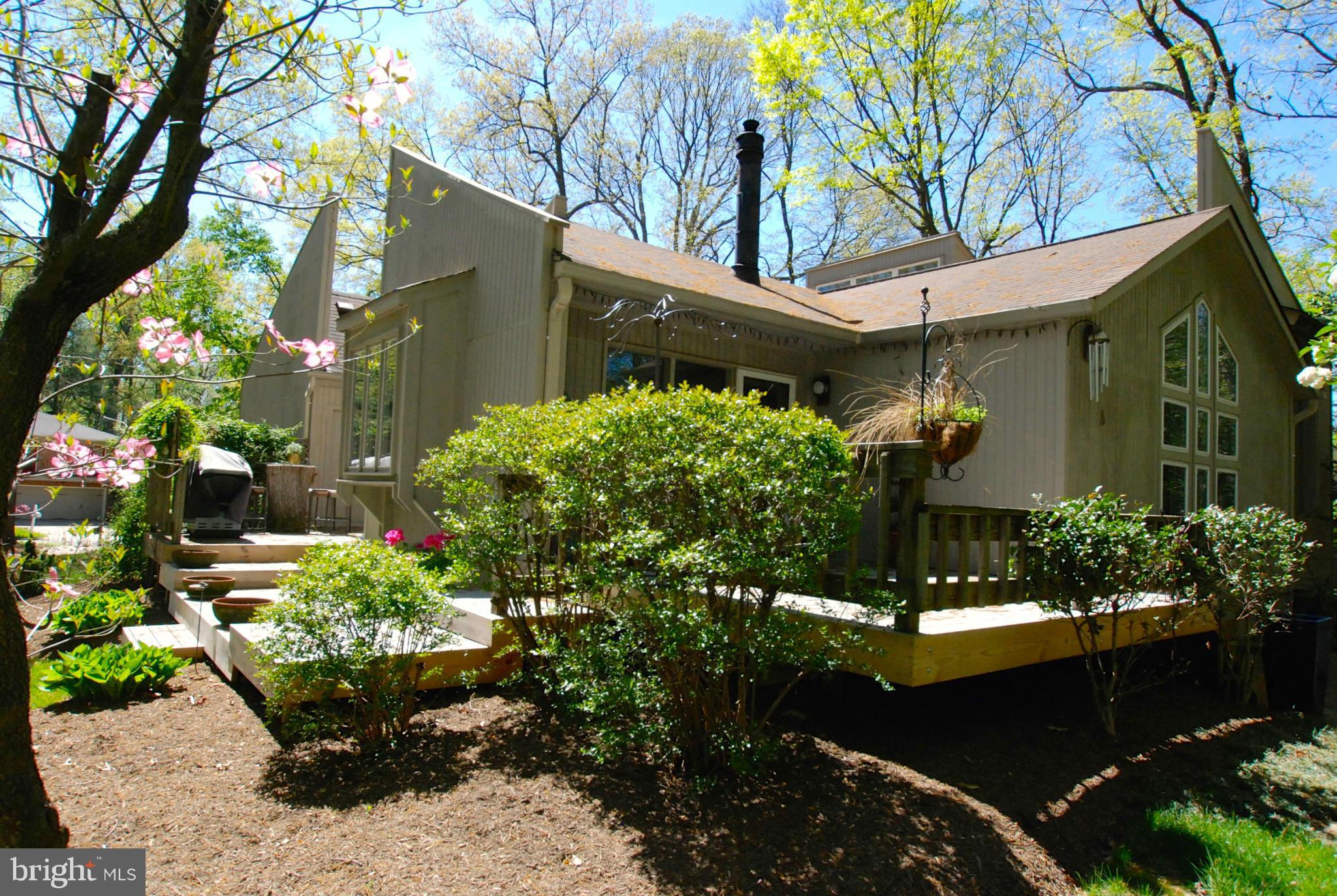 2472 Freetown Drive Reston, VA 20191 - Photo 5 of 30 Amazing landscaping