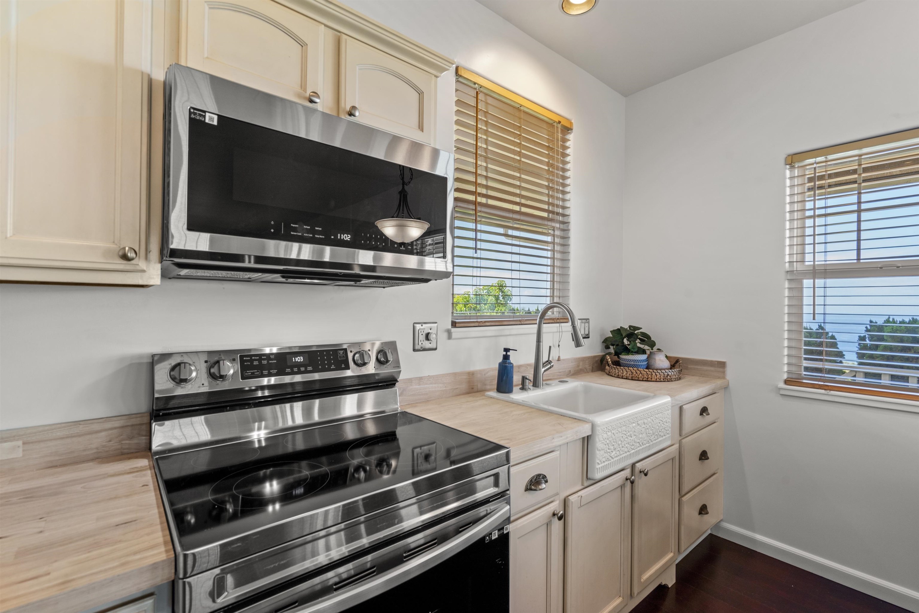60 East Huapala Place, Unit B Lahaina, HI 96761 - Photo 11 of 50 a kitchen with a stove and a microwave