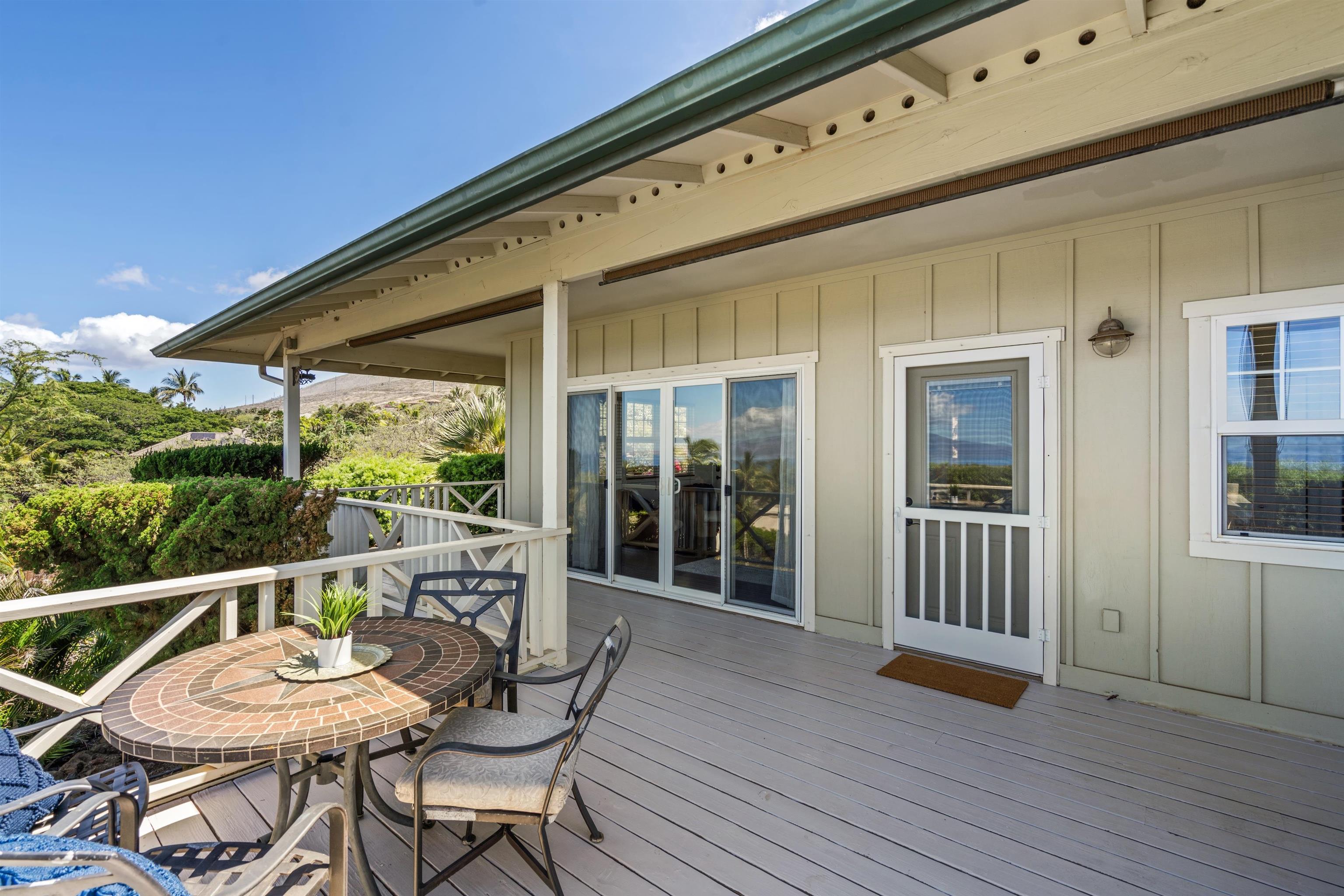 60 East Huapala Place, Unit B Lahaina, HI 96761 - Photo 24 of 50 a balcony with table and chairs