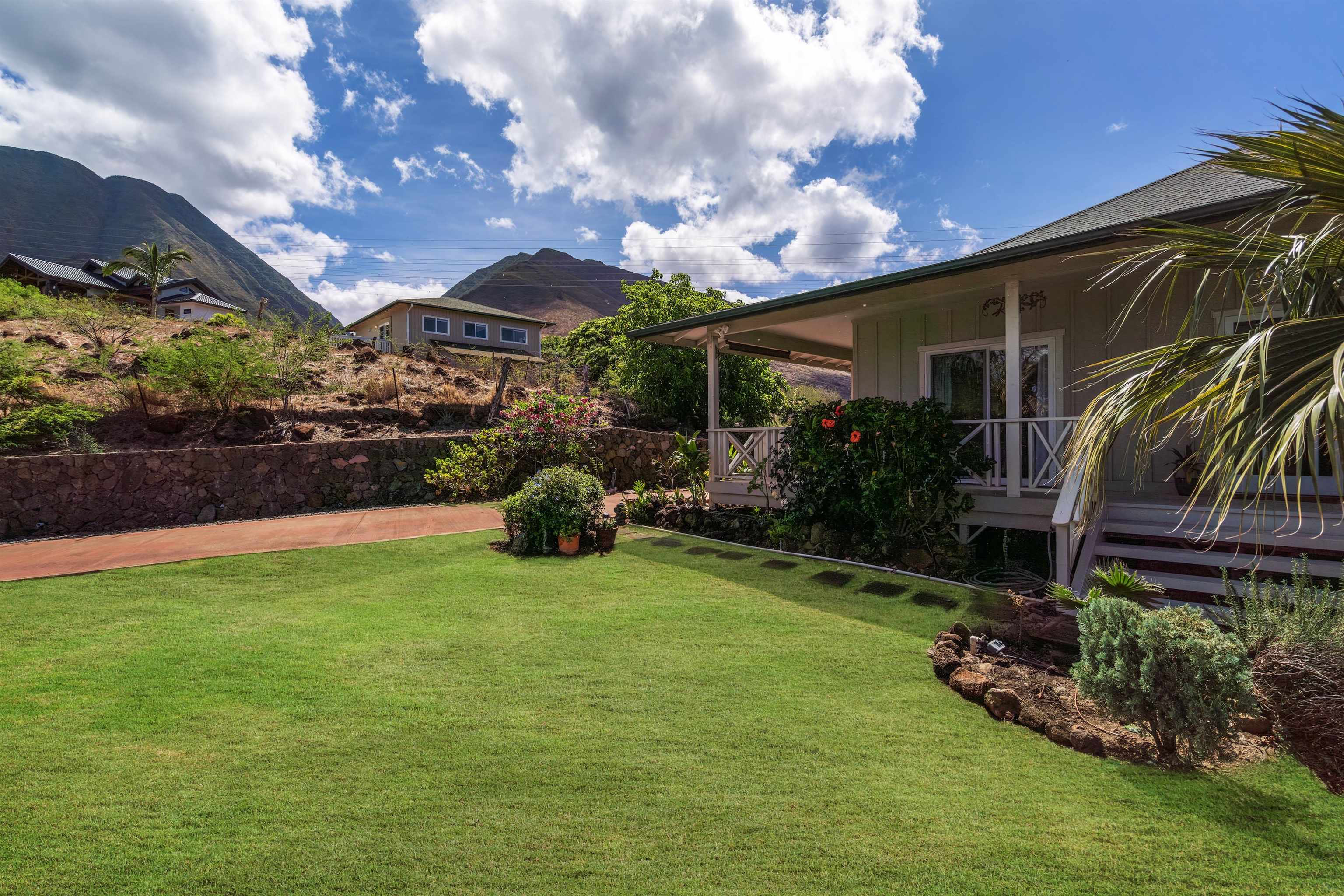 60 East Huapala Place, Unit B Lahaina, HI 96761 - Photo 4 of 50 a view of a backyard with couches and potted plants
