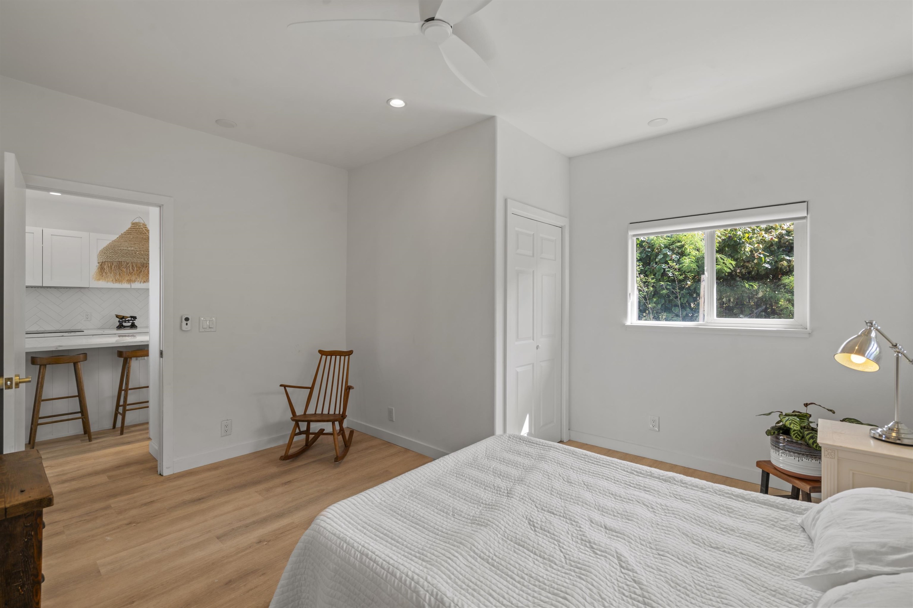 60 East Huapala Place, Unit B Lahaina, HI 96761 - Photo 43 of 50 a room that has a bed and a chair in it