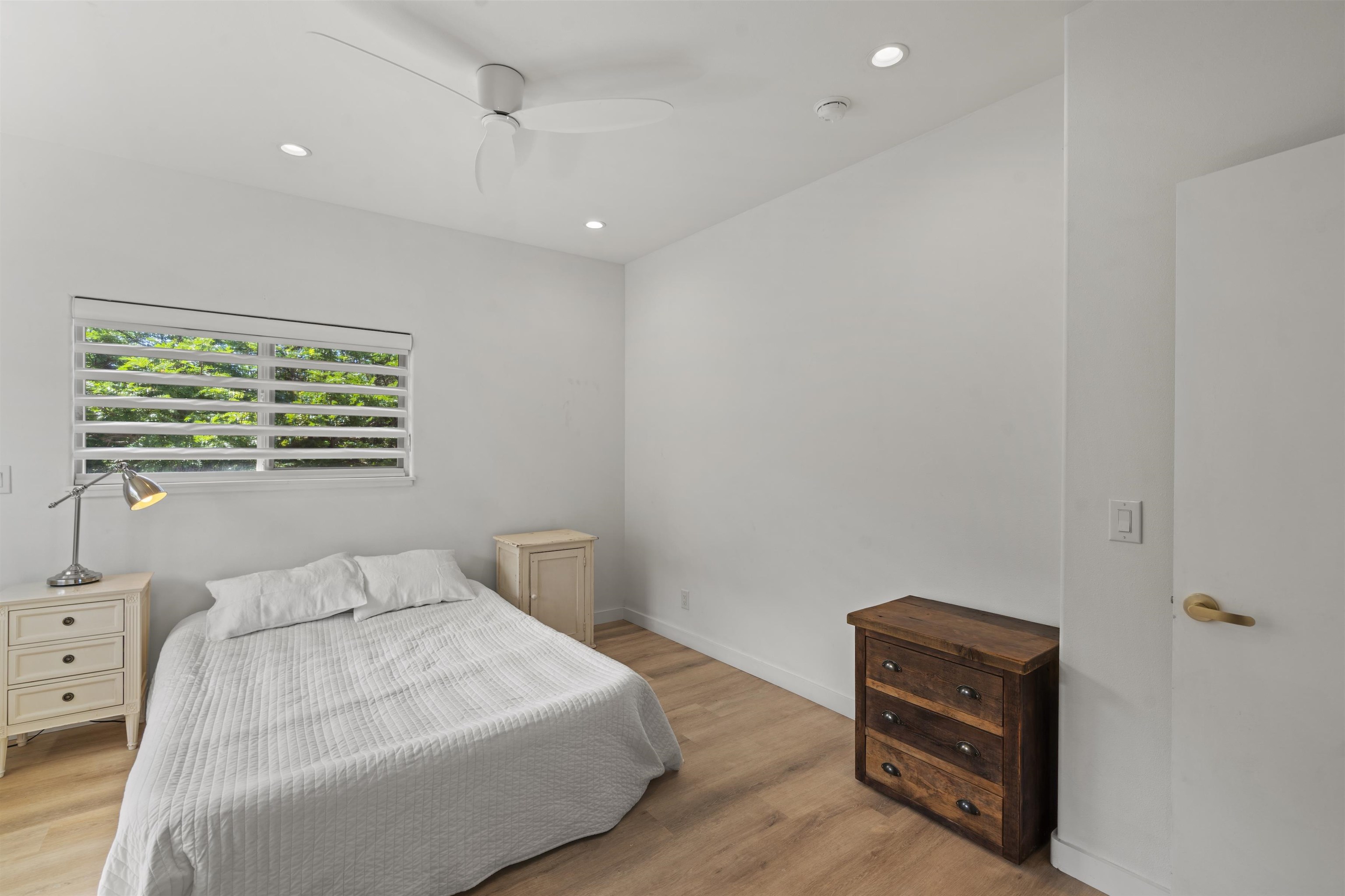 60 East Huapala Place, Unit B Lahaina, HI 96761 - Photo 44 of 50 a bedroom with a bed and a tv