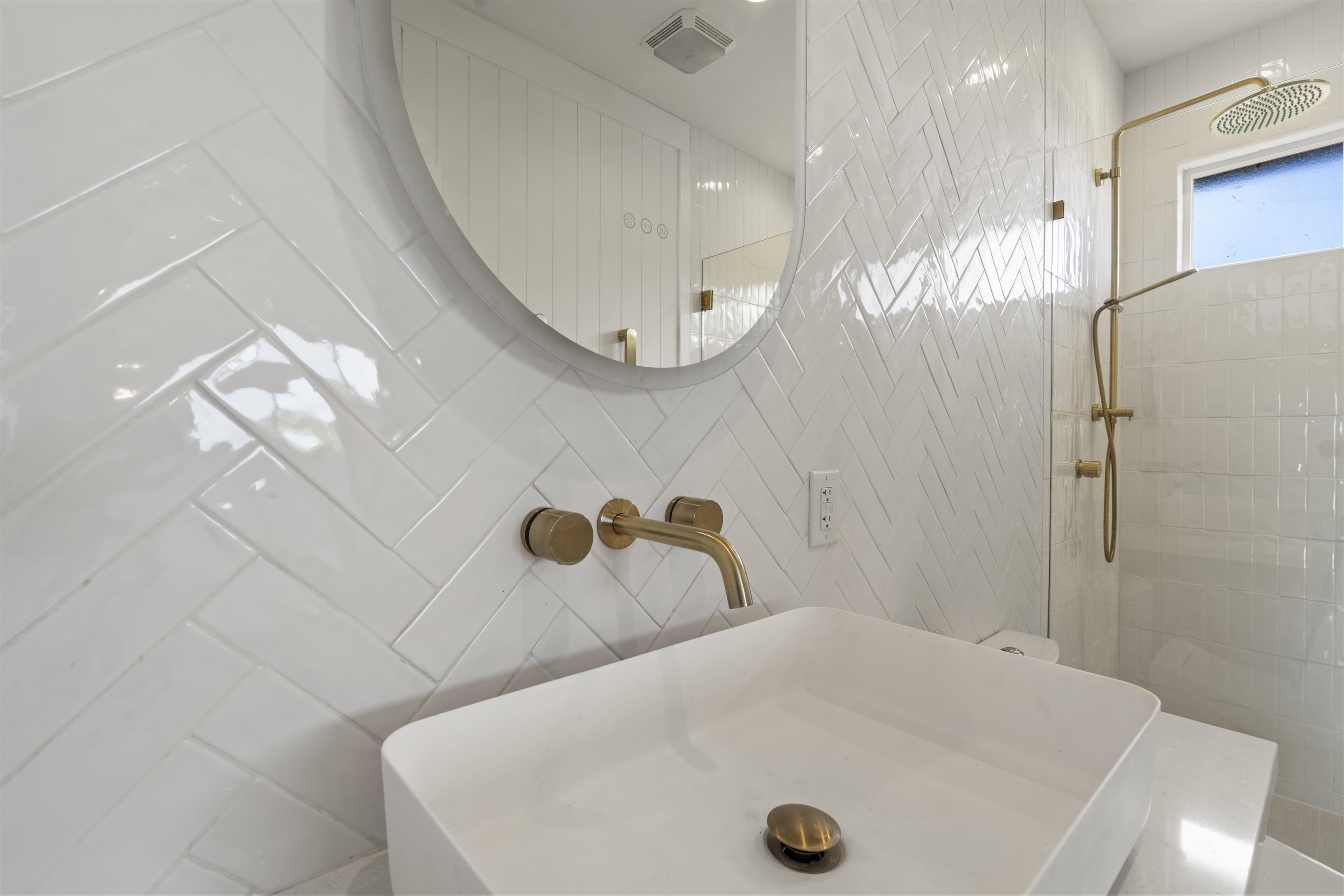 60 East Huapala Place, Unit B Lahaina, HI 96761 - Photo 45 of 50 a bathroom with a tub