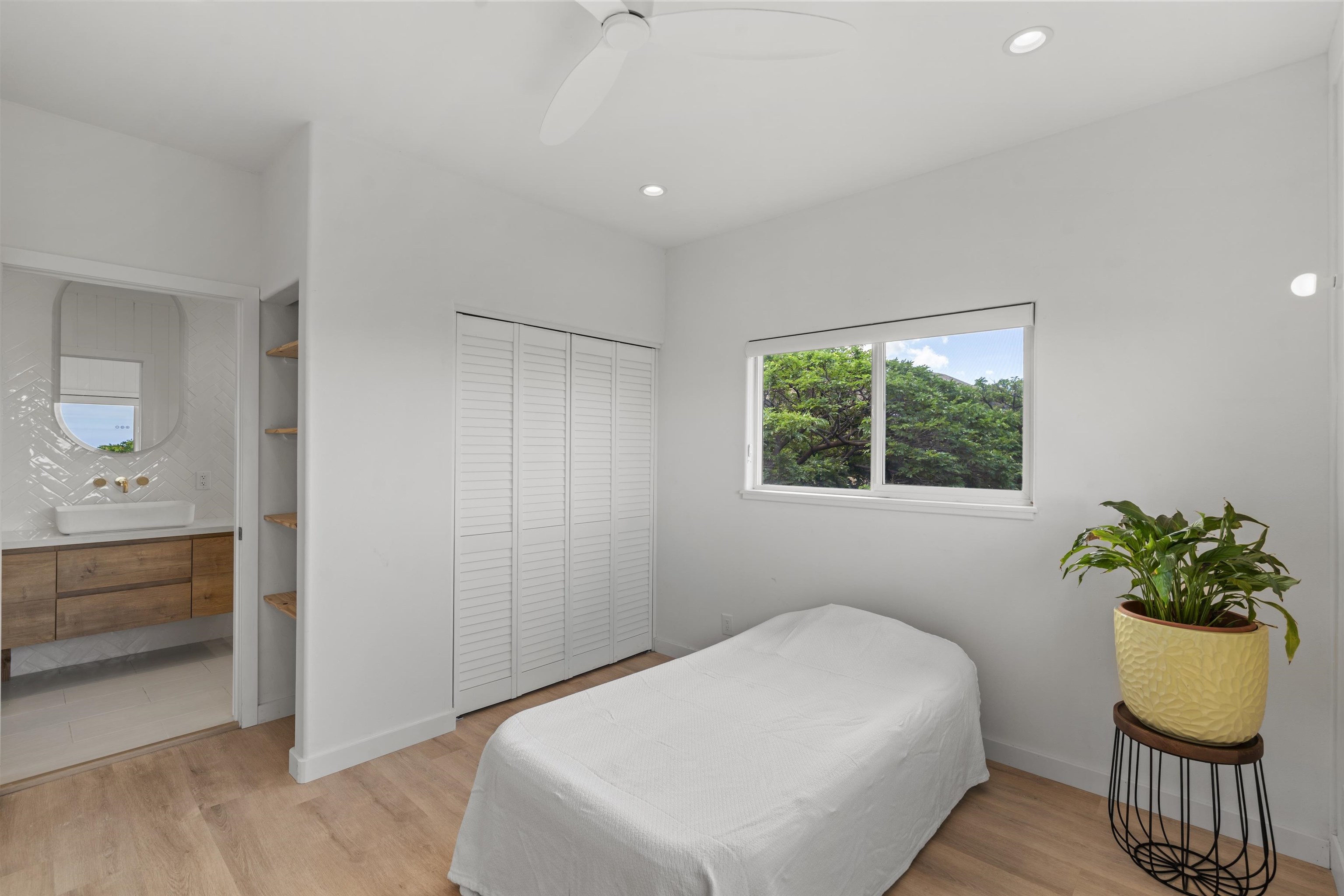 60 East Huapala Place, Unit B Lahaina, HI 96761 - Photo 48 of 50 a bedroom with a bed and a potted plant