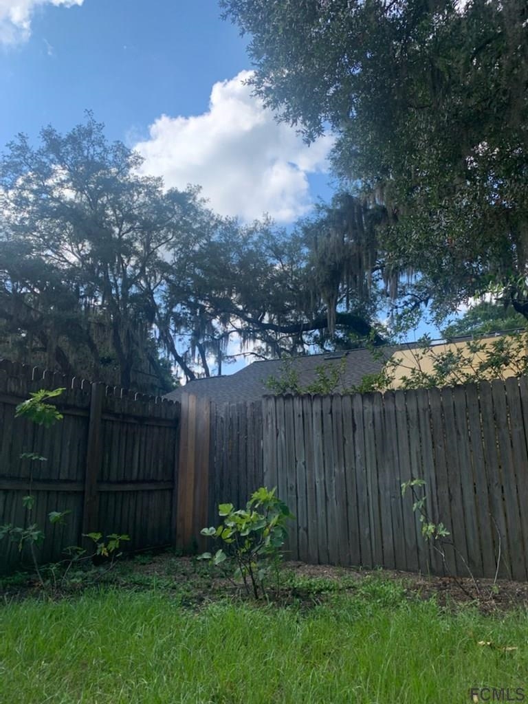 117 Queen Road St. Augustine, FL 32086 - Photo 4 of 16 a garden with wooden fence