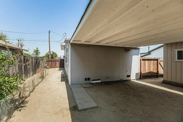 a view of a backyard