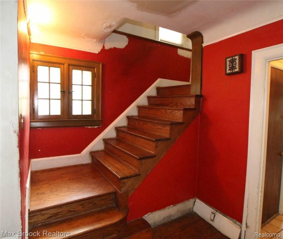 13 Sylvan Avenue Pleasant Ridge, MI 48069 - Photo 6 of 22 Stairway