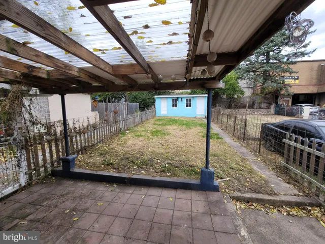 a view of a backyard