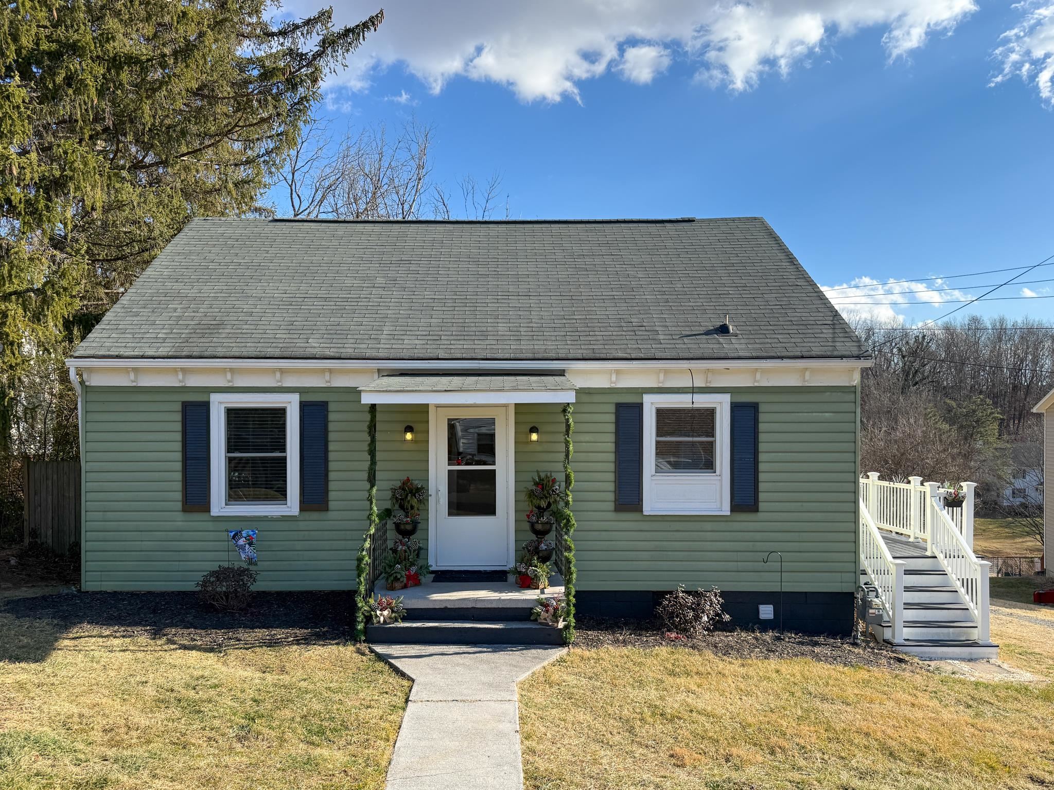 a view of a house with a yard