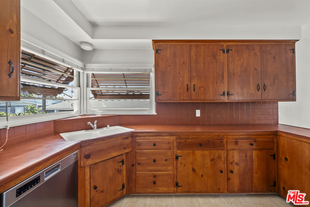 100 East Kenneth Road Glendale, CA 91207 - Photo 4 of 19