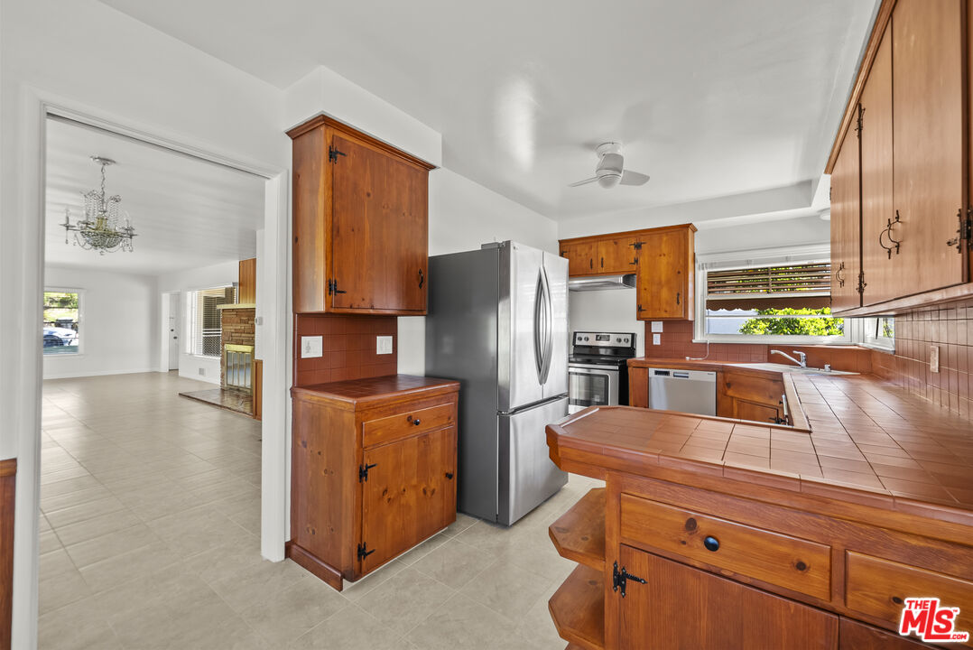 100 East Kenneth Road Glendale, CA 91207 - Photo 5 of 19